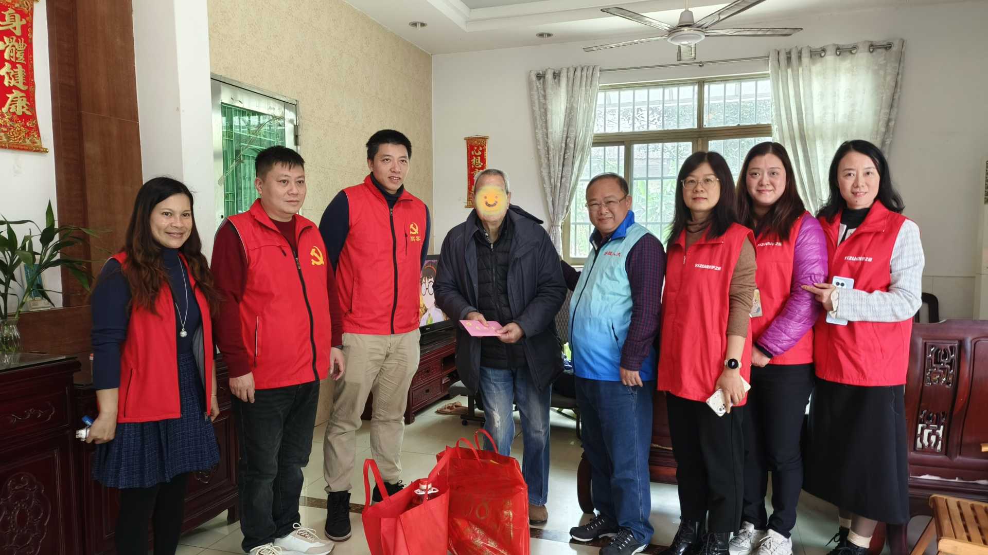 節前送溫暖 走訪(fǎng)暖人心 ——伊之密黨委春節前夕走訪(fǎng)慰問(wèn)困難群眾